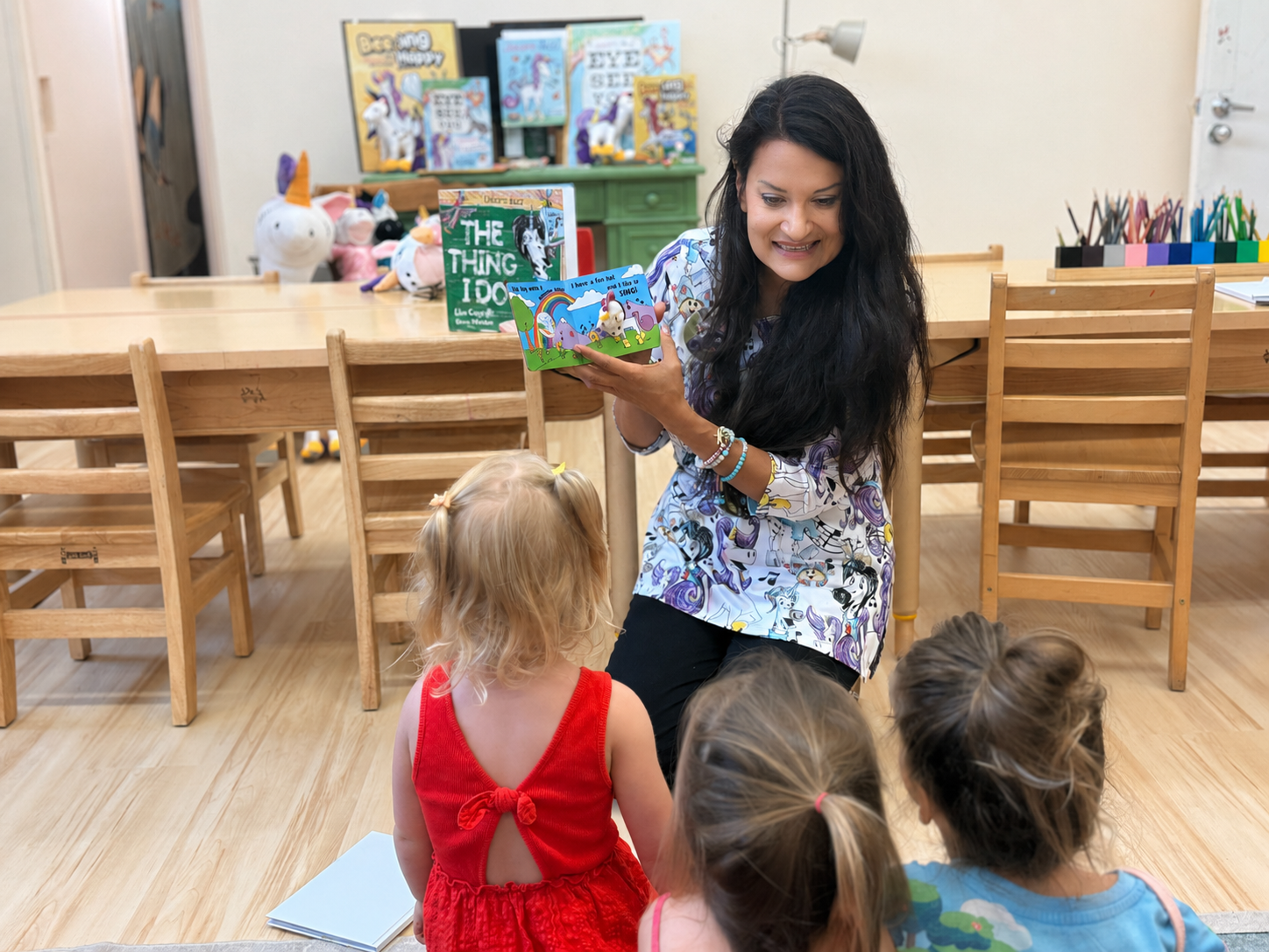  Children’s author Lisa Caprelli reading a Unicorn Jazz book to preschool students during an Orange County school visit